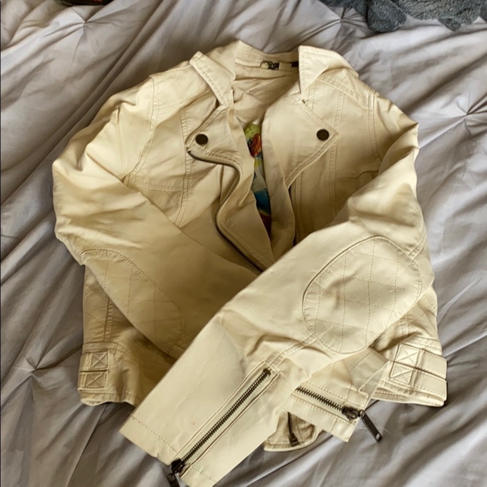 Cropped cream leather jacket